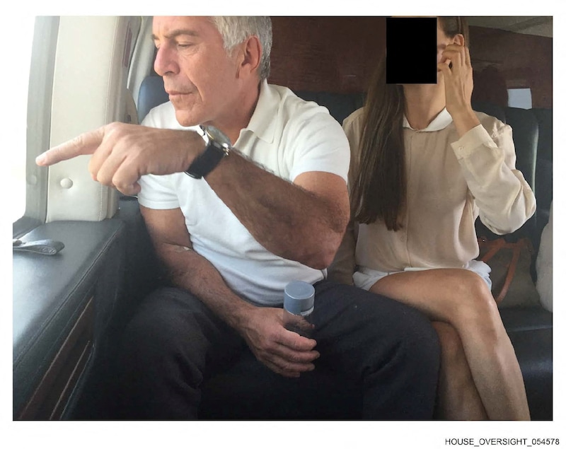 Jeffrey Epstein met een onbekende vrouw in een vliegtuig op één van de foto's die gisteren naar buiten kwam.