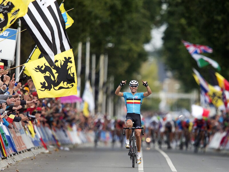 Fans zwaaien met leeuwenvlaggen wanneer Gilbert wereldkampioen wordt in Valkenburg. "Die mensen doen dat alleen maar om in beeld te komen."