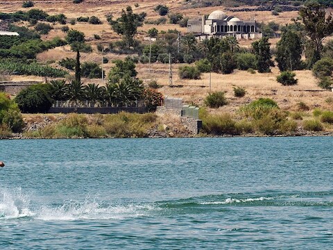 Het Meer van Galilea in Israël. Hier zou Jezus over water gelopen hebben.