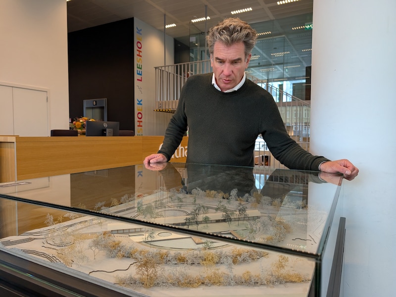 Schepen van Sport Christophe Stockman (Vooruit) kijkt erg uit naar de realisatie van de nieuwe openluchtzwembaden.