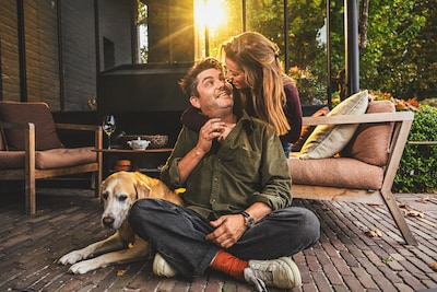 EXCLUSIEF. Jeroen Meus en zijn vrouw schrijven samen boek ‘Thuis’ en geven eerste dubbelinterview: “Mensen denken dat Steph op mijn kap leeft. Dat voelt helemaal niet zo”