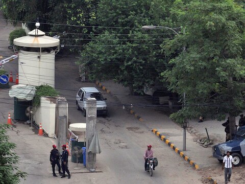 Pakistaans veiligheidspersoneel bewaakt het Amerikaanse consulaat in Lahore.