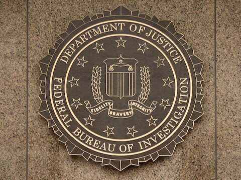 Het logo van de FBI op het J. Edgar Hoover FBI Building in Wahsington.