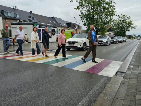 Berlaar huldigt een regenboogzebrapad in.