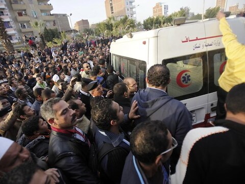 Een ambulance baant zich een weg tussen de demonstranten in de Egyptische hoofdstad.