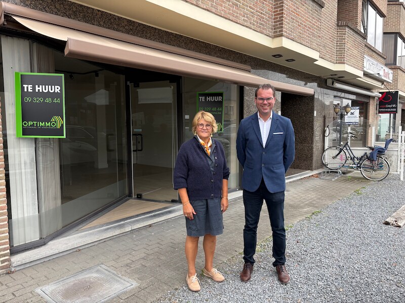 Schepen Sophie Delaere en burgemeester Simon Lagrange bij enkele leegstaande panden in het centrum van Olsene. 
