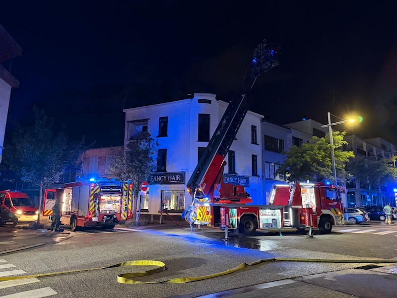 Brandweer rukt uit voor dakbrand boven kapper in Wilrijk