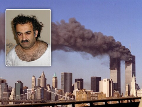 Twee torens van het World Trade Center in New York staan in brand nadat terroristen twee toestellen in de torens vlogen. (11/09/01) Inzet: Khalid Sheikh Mohammed na zijn arrestatie in Pakistan. (01/03/03)