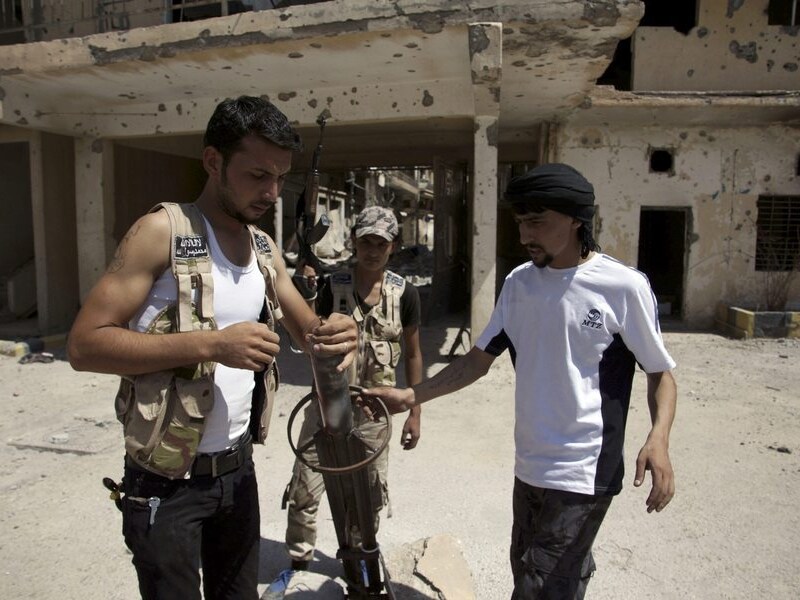 Rebellen met zelfgemaakte raketten. "Voor elke granaat met chemicaliën zal een alawietendorp bloeden" aldus al-Golani van Jabhat al-Nusra (Steunfront).