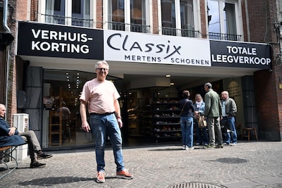 Man met mes eist inhoud van kassa bij schoenwinkel in bekend