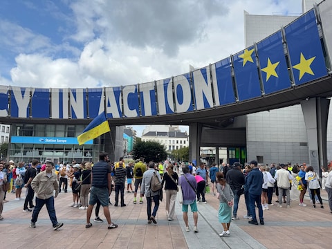Sympathisanten verzamelen  aan het Europees Parlement in Brussel voor de 35ste onafhankelijkheidsviering van Oekraïne.