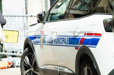 Franse politie zoekt koortsachtig naar pasgeboren baby nadat moeder zwaargewond raakte bij zelfmoordpoging