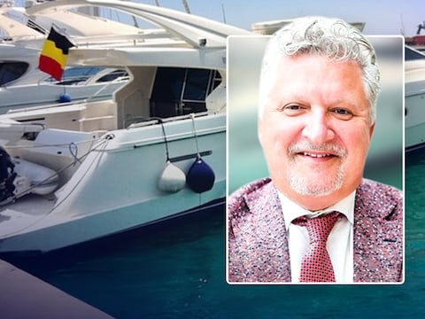 Marc Gadisseur en zijn luxejacht met de naam ‘Un Poco Mas’, vertaald: ‘een beetje meer’.