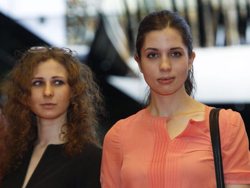 Nadezhda Tolokonnikova (R) en Maria Alyokhina (L)