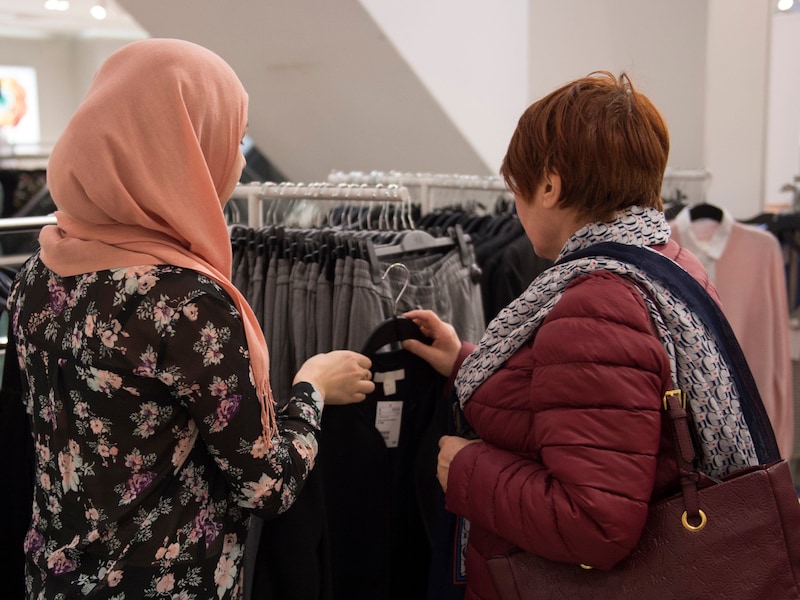 - Verkoopster houdende de Hoofddoeken 
- Vendeuse portant le foulard 

14/3/2017

Brussels, Belgium 
pict. by Christophe Licoppe © Photo News