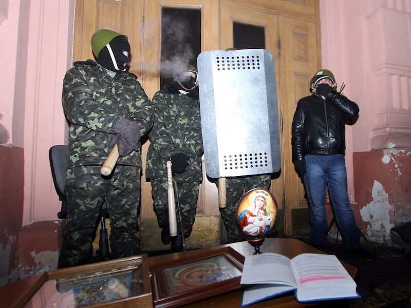Antiregeringsdemonstranten voor het ministerie van Justitie in Kiev.