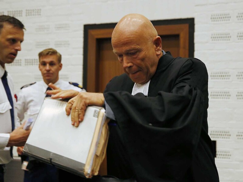 Peter Plesman, advocaat van Maher H., komt aan in de rechtbank.