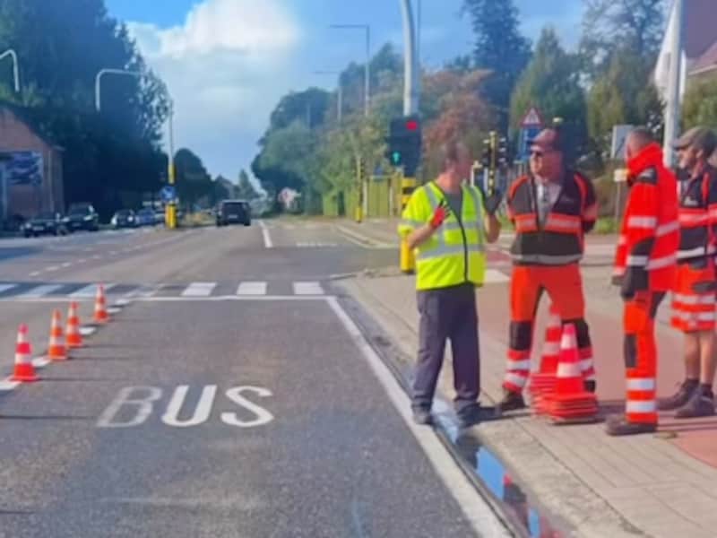 De gemeente kon de gevaarlijke situatie snel wijzigen en ondertussen heeft Agentschap Wegen en Verkeer de juiste belijning permanent geplaatst.