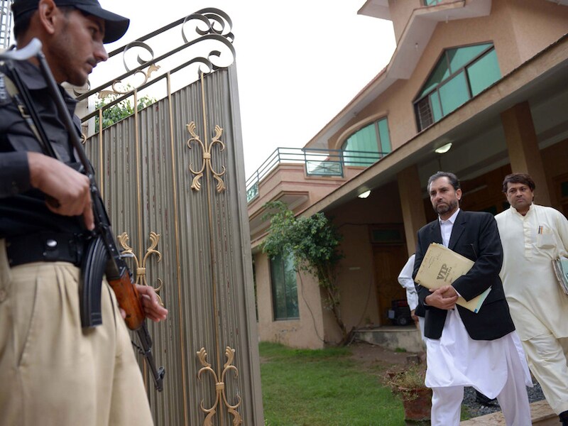 Samiullah Afridi (midden), advocaat van de Pakistaanse dokter Shakeel Afridi.