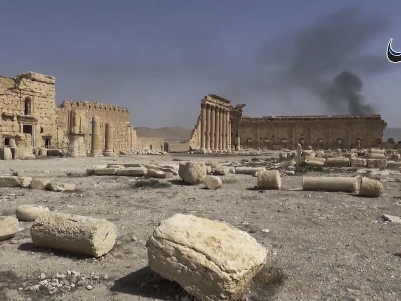 Op vrijgegeven beelden is rook achter de ruïnes van Palmyra te zien.