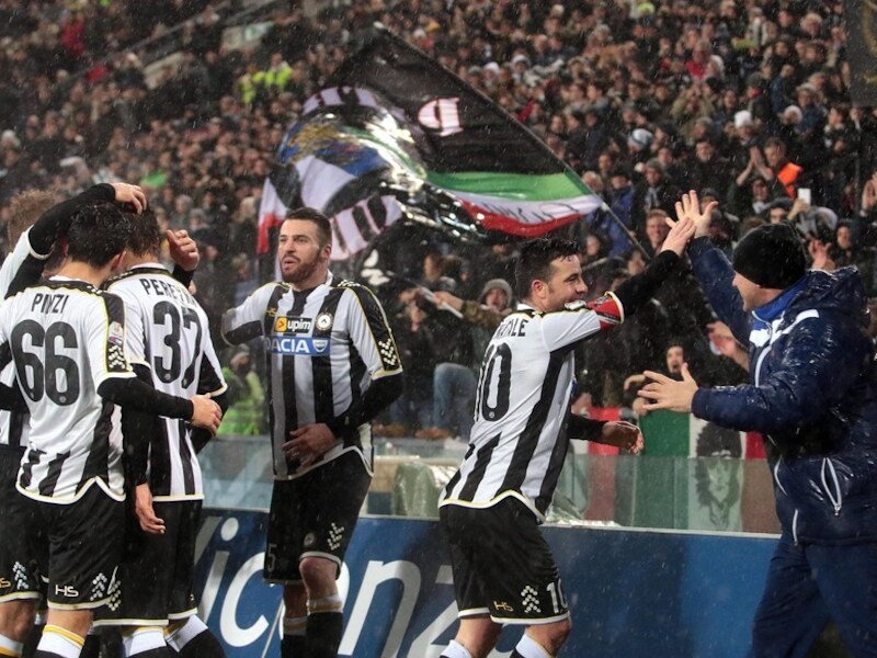 De spelers van Udinese vieren een doelpunt.