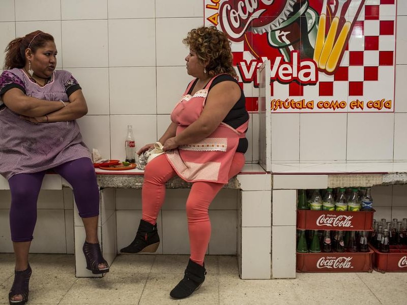 Mexicaanse vrouwen genieten van wat fastfood en frisdrank