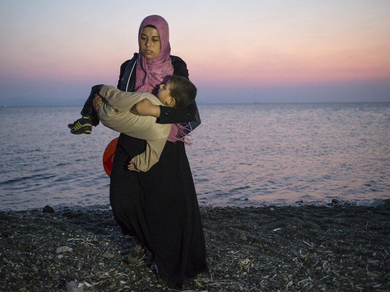 Een Syrische vluchtelinge met haar zoontje in Kos.