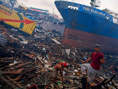 "Tyfoon Haiyan, de krachtigste die ooit de Filipijnen getroffen heeft, toonde nog eens scherp aan hoe de klimaatverandering de kracht van extreme weerfenomenen verhoogt", zei Jim Yong Kim, voorzitter van de Wereldbank.