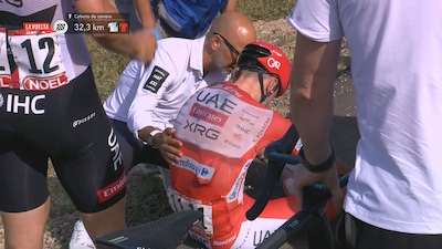LIVE. Einde verhaal voor de rode trui: Tadej Pogacar gaat zwaar tegen de grond en moet opgeven in Vuelta
