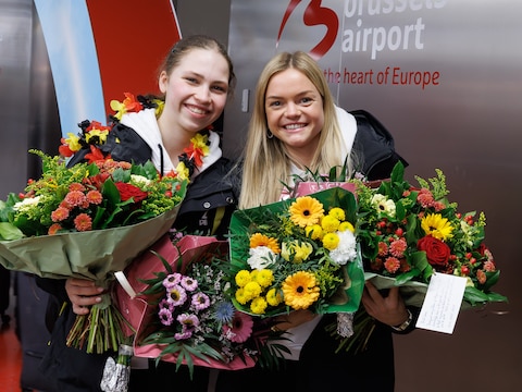 Overladen met bloemen en tekeningen: Belgische atleten krijgen warme ontvangst bij terugkeer