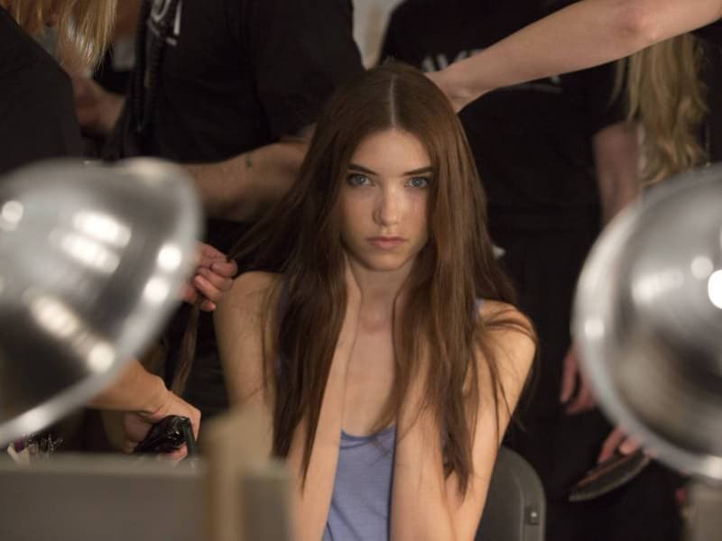 Een model van Charlotte Ronson wordt klaargemaakt voor de catwalk