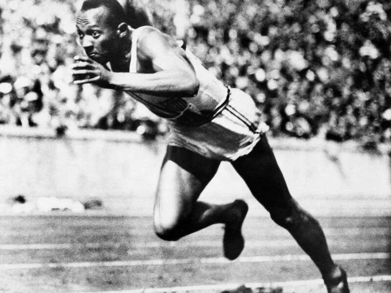Jesse Owens tijdens zijn gloriemoment op de OS in Berlijn 1936.