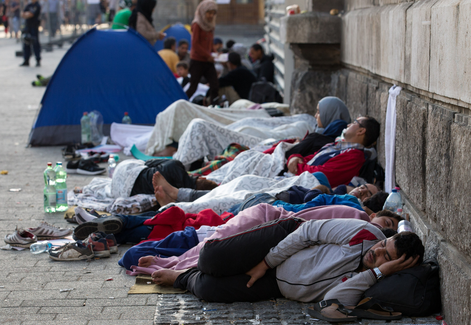Vluchtelingen slapen op de straat voor het Keleti-station in Boedapest.