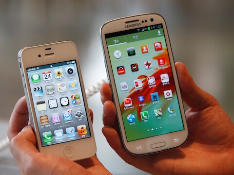 Links de iPhone 42 van Apple, rechts de Galaxy S III van Samsung.