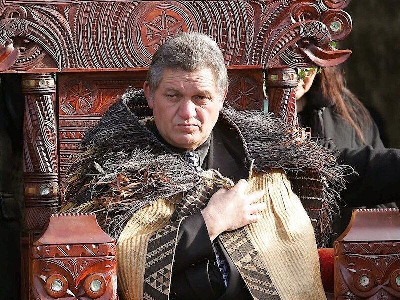 De Maori-koning Tuheitia Paki op zijn troon, tijdens zijn kroning in 2006 in Turangawaewae Marae, ten zuiden van Auckland.