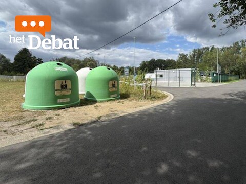 De glasbollen staan terug op hun oorspronkelijke plaats achter het vernieuwde recyclagepark.