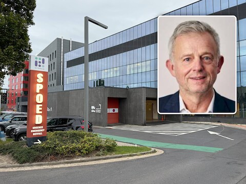 Het AZ Oostende kreeg vorige zomer te maken met meerdere branden. Inzet: advocaat Rik Demeyer staat de poetsvrouw bij.
