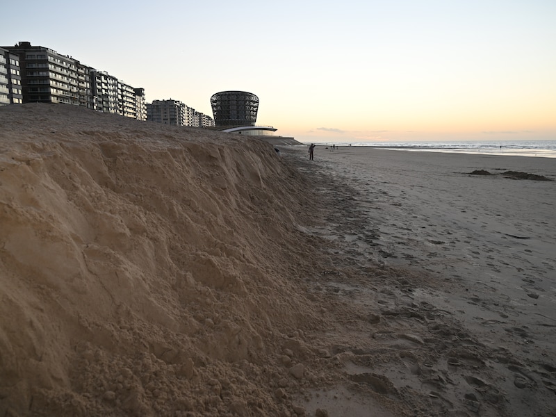 De indrukwekkende zandkliffen op het strand van Middelkerke met Silt op de achtergrond.