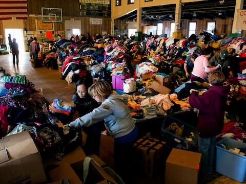Vrijwilligers van Occupy Sandy verdelen kledij en voedsel in de sportzaal van een school in Rockaways, Queens, een van de armste door superstorm Sandy getroffen delen van New York.