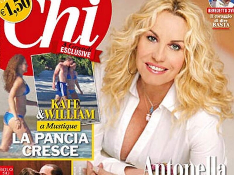 Links op de cover van het Italiaanse roddelblad prijkt Kate met haar buikje in blauwe bikini.