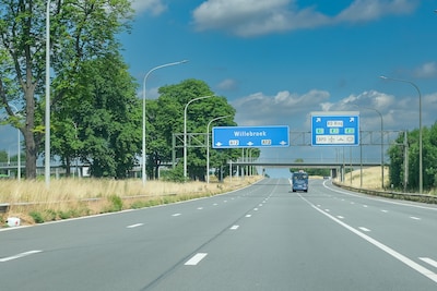A12 richting Antwerpen tijdlang versperd door oliespoor in Meise