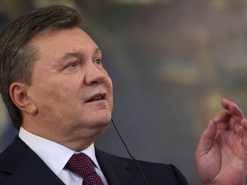 President Viktor Janoekovitsj wil eerst overleggen met Rusland.