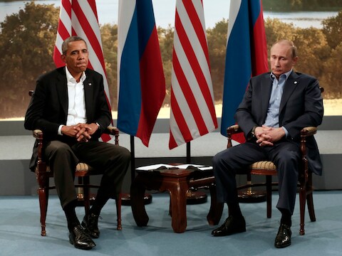 De gezichten van Barack Obama en Vladimir Poetin spreken boekdelen.