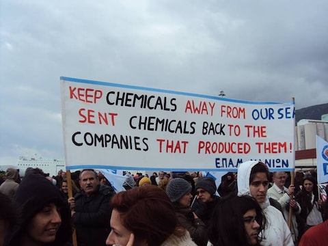 Protest in Chania, op Kreta, tegen de vernietiging van chemische wapens uit Syrië in de Middellandse Zee.