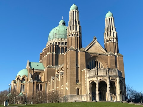  Vanop het uitkijkpunt, hoog boven de hoofdstad, krijgen bezoekers de kans om het bijzondere schouwspel aan de hemel te volgen