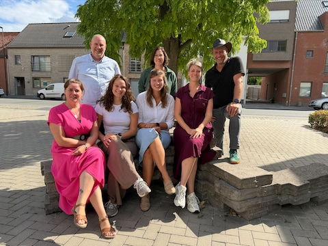 We zien brugfiguren Hanne Demeurisse, Justine Deconinck, Emma Tack en Sara Kesteloot samen met schepenen Birger De Coninck, Marie De Cloet en Klaas Carrette.