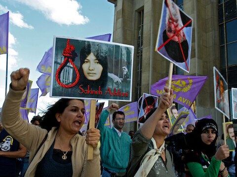 Vrouwen demonstreren in Parijs tegen het doodsvonnis dat de Iraanse Sakineh Mohammadi Ashtiani kreeg nadat ze betrapt was op overspel. Na wereldwijd protest is de vrouw in 2014 vrijgelaten.