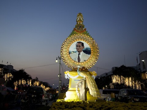 Een portret van de Thaise koning in Bangkok.