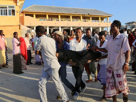 Mensen dragen een slachtoffer weg na de aanslag in Mogadishu.