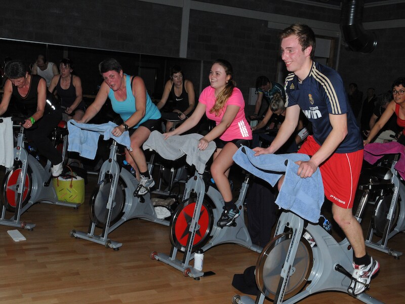 De deelnemers van de spinningmarathon fietsten zich de ziel uit het lijf in de sporthal.